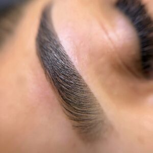 diseño de cejas con henna (seña)